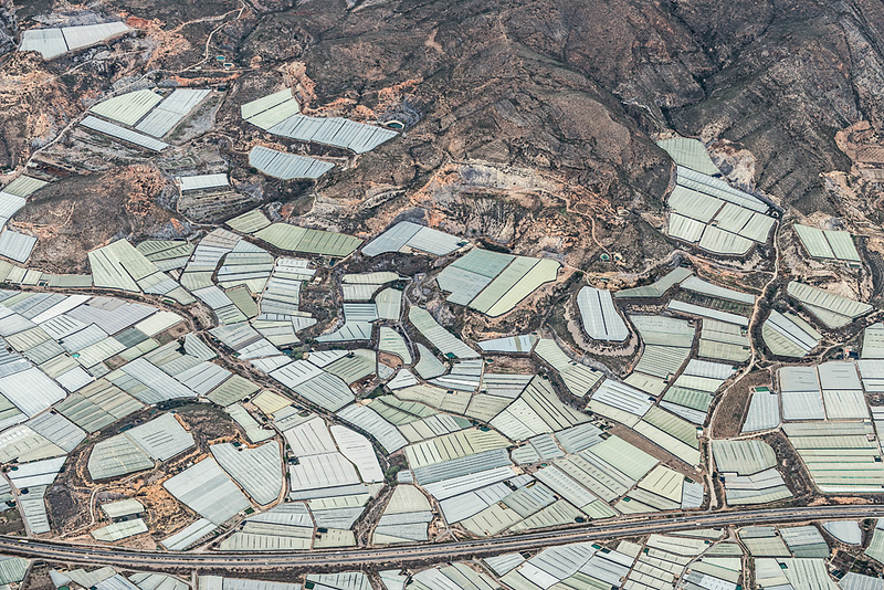 Illustration for article titled Amazing Aerial Photos of Greenhouses Blanketing the Spanish Landscape